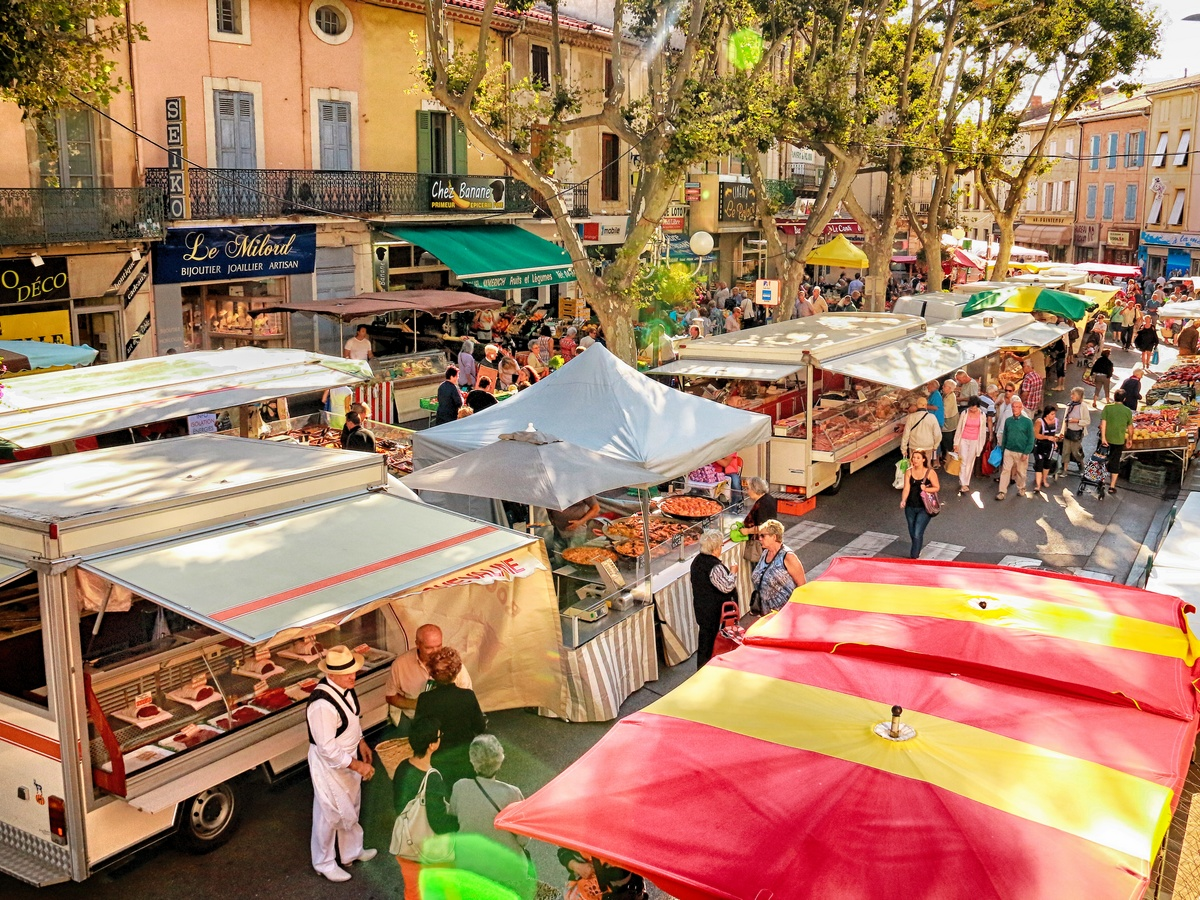 Marché du centre-ville de Lézignan-Corbières sous les platanes