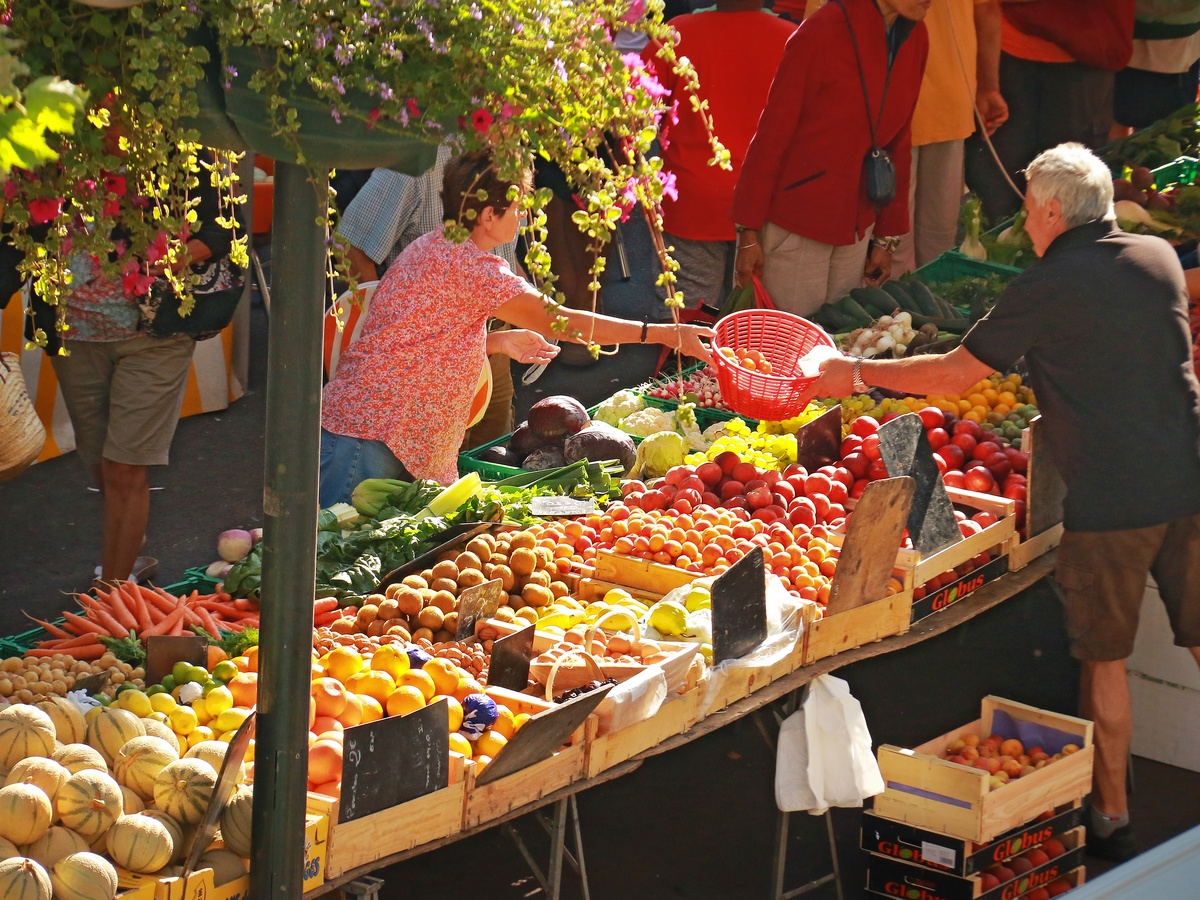 Étal de fruits et légumes au marché de Lézignan-Corbières